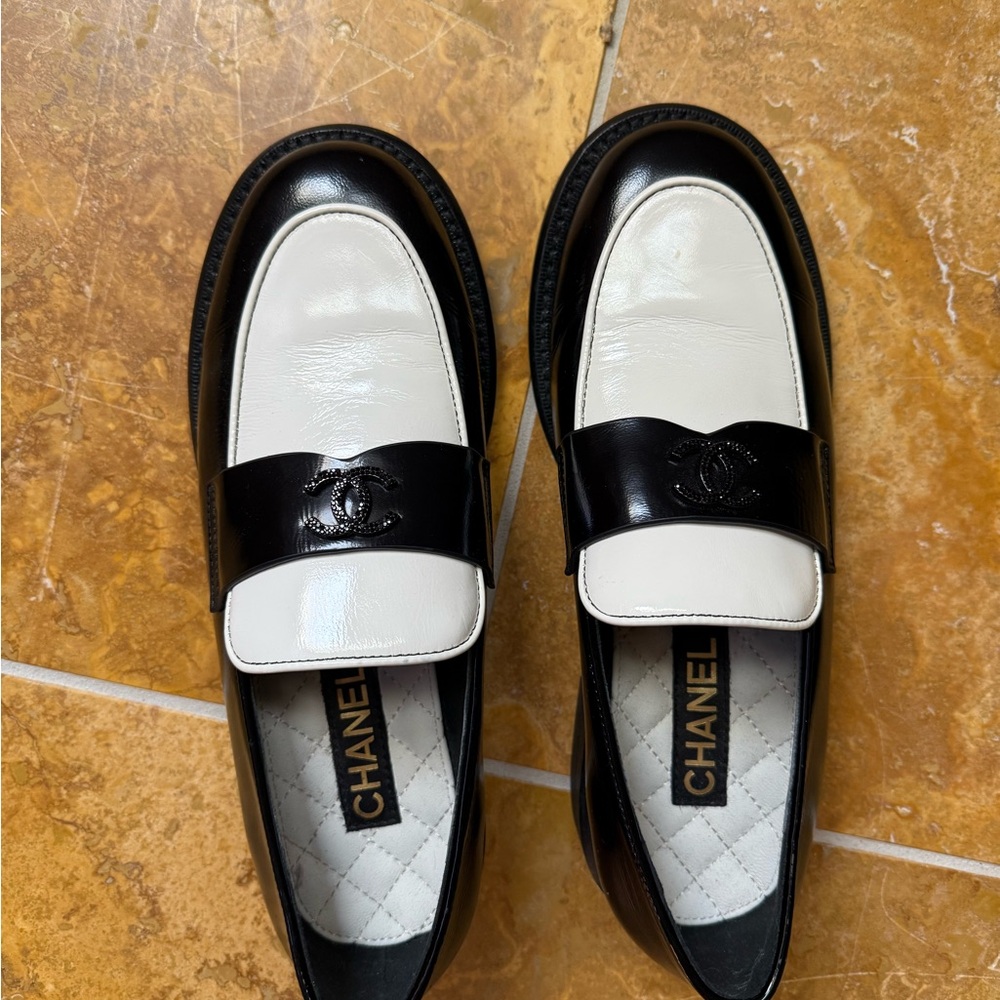 Fashion logo Two-Tone Black and White Loafers / size 41